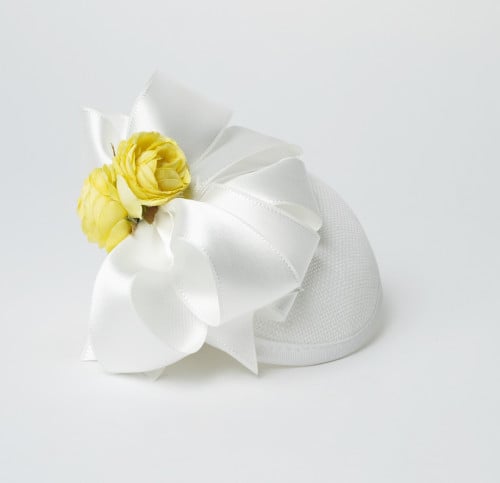 قبعة باللون الابيض مزينة بالورد الاصفر
