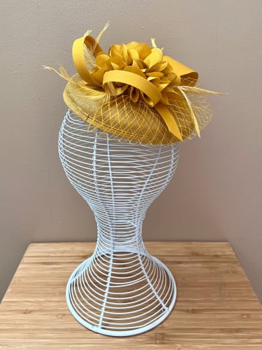 قبعات فرنسية باللون الكموني