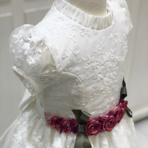 فستان دانتيل ابيض مزين بالورد