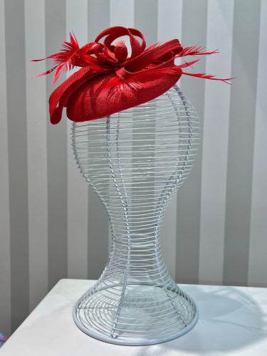 قبعة باللون الاحمر 2