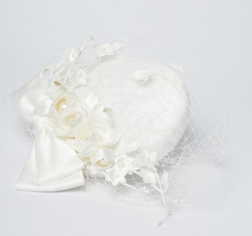 قبعة باللون الاوف وايت