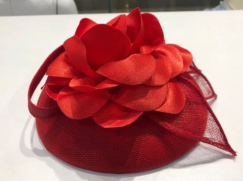 قبعة فرنسية لون احمر