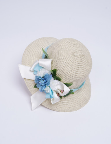 قبعة باللون البيج الفاتح مزينه باللون الازرق