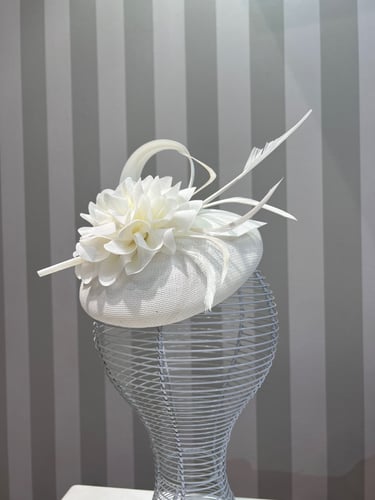 قبعة فرنسية اوف وايت