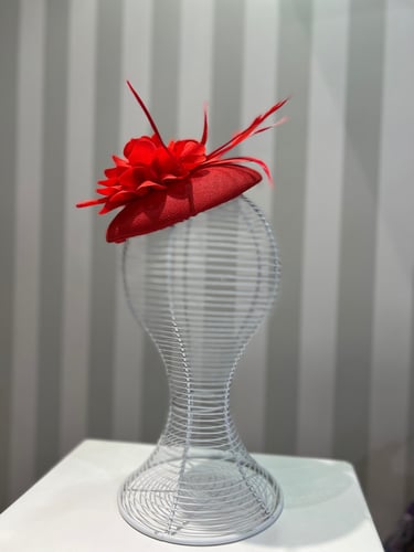 قبعة فرنسية باللون الحمر