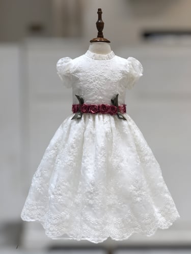 فستان دانتيل ابيض مزين بالورد