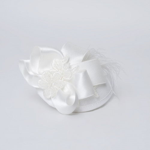 قبعة فرنسية باللون الابيض مزينة بالشرائط والريش