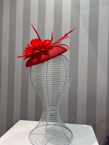 قبعة فرنسية باللون الحمر