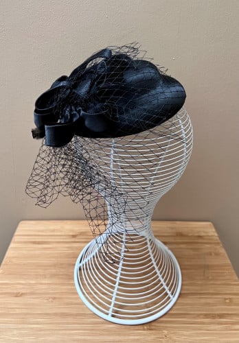 قبعة فرنسية باللون الاسود