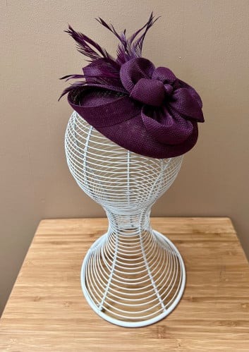 قبعة فرنسية باللون البنفسجي
