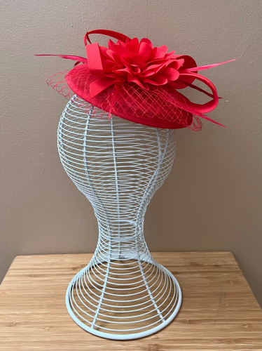 قبعة فرنسية باللون الاحمر