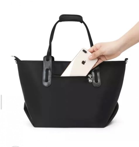 شنطة كتف مقسمة من الداخل عازلة للماء لون اسود مع ع...