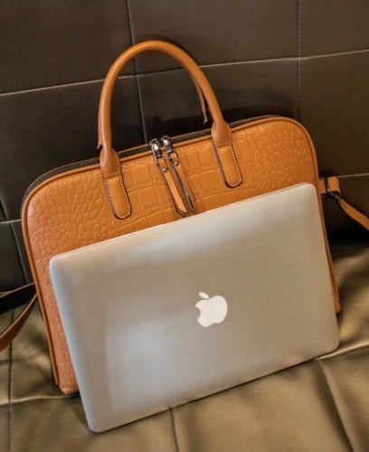 شنطة للعمل والجامعة تشيل لابتوب واوراق a4(فضلا الت...