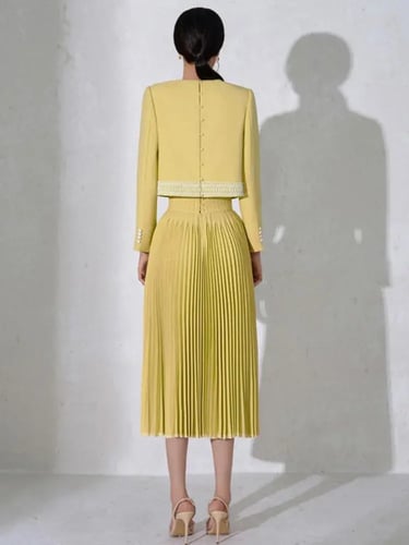 بدلة تنورة طويلة ذات ثنيات طويلة من ، أكمام دائرية...