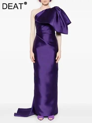 فستان أنيق من بياقة منحرفة وخصر عالي وياقة سادة قا...