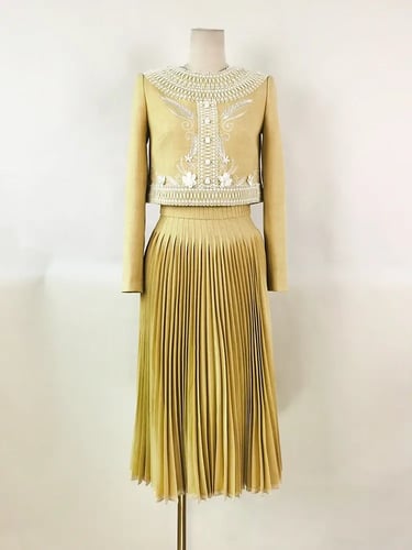 بدلة تنورة طويلة ذات ثنيات طويلة من ، أكمام دائرية...