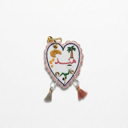 تطريز اسم على ميدالية