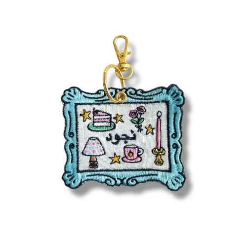 تطريز اسم على ميدالية