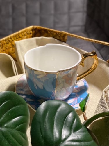 كوب مورد نصف أزرق نصف وردي