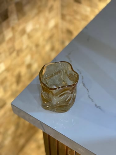 كوب زجاجي مموج عسلي