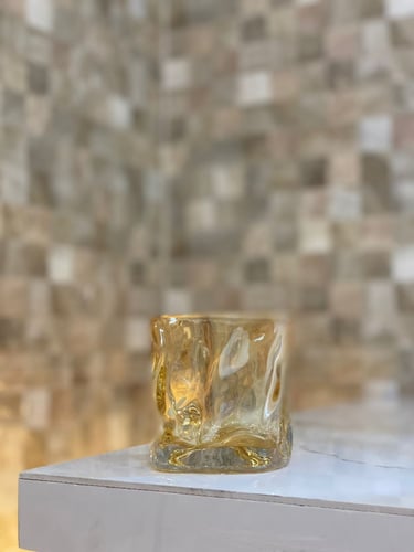 كوب زجاجي مموج عسلي