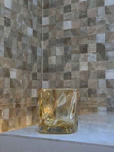 كوب زجاجي مموج عسلي