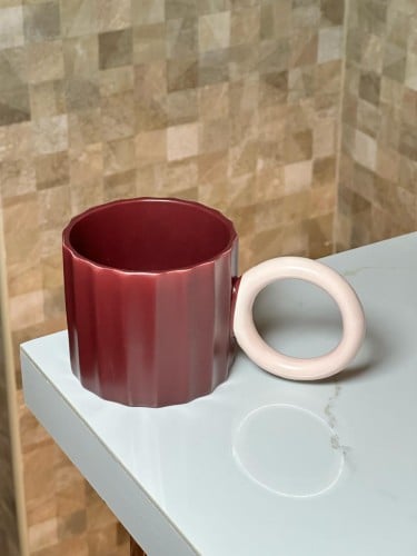 كوب سيراميك بمسكه حلق عنابي