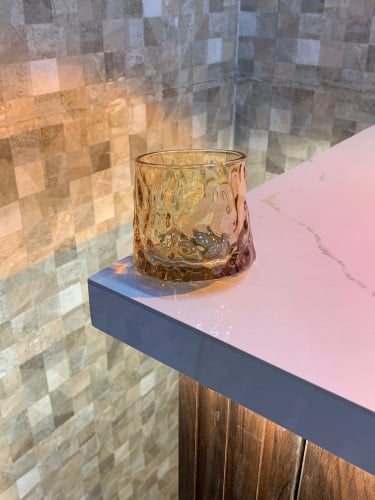 كوب زجاجي دوار عسلي مموج