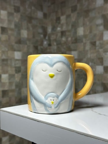 كوب شكل بطريق اصفر