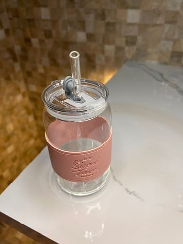 كوب زجاجي مع مصاص لون وردي - زهري