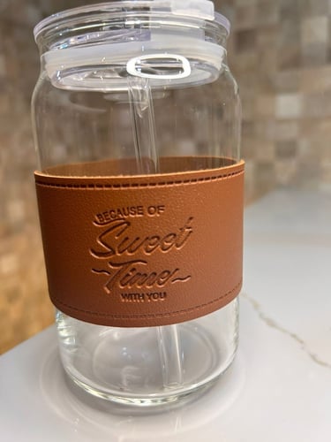 كوب زجاجي مع مصاص لون بني - جملي