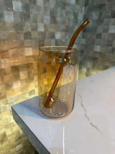 كوب زجاجي مع مصاص عسلي