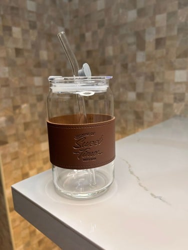 كوب زجاجي مع مصاص لون بني