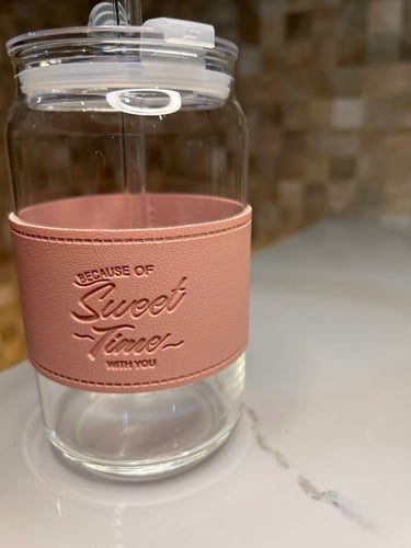 كوب زجاجي مع مصاص لون وردي - زهري