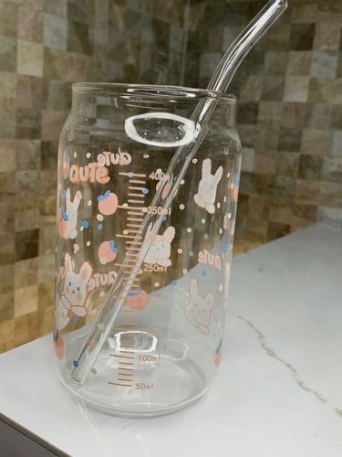 كوب زجاجي مع مصاص رسومات ارنب