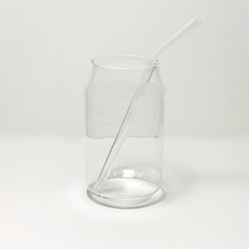 كوب زجاجي مع مصاص