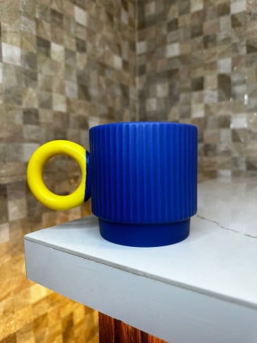كوب سيراميك ازرق بمسكه صفراء