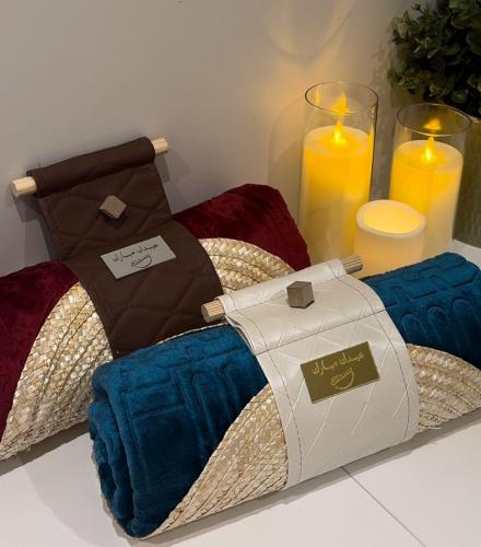 هدية العيد المميزة سجادة صلاة بتصميم شنطة فاخر مع...