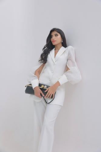 بدلة رسمية بأكتاف بارزة
