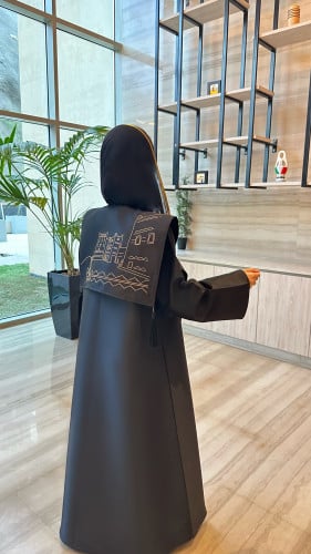 عبايه مطرزه من بيوت نجد