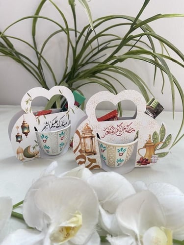 فنجال مع قهوة عربية و شكولاته بالتمر