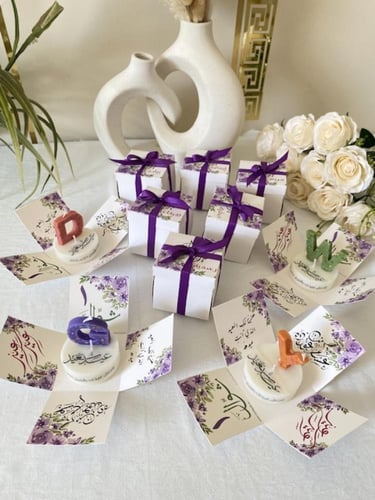 شمعة أحرف مع الاسم والبوكس المفاجأة