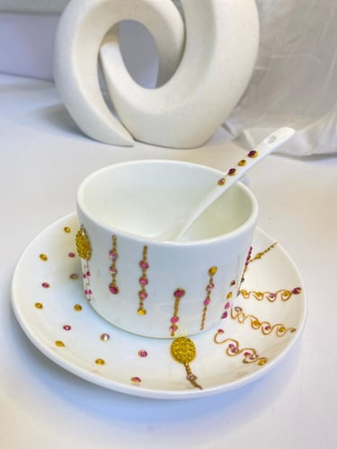 كوب مع الصحن بالاسم