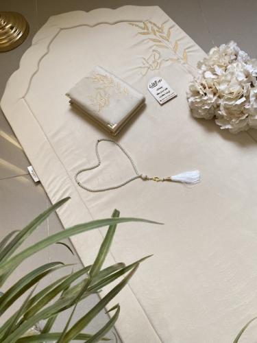 سجاده عبق مع مصحف