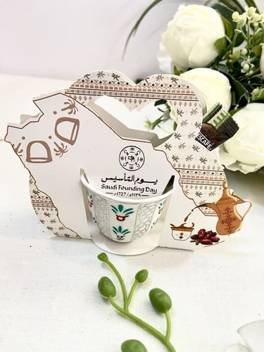 فنجال مع قهوة عربية