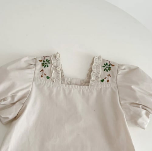 بلوزة مطرزة لون بيج