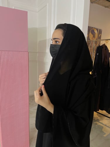 طرحة بتطريز على الطرف