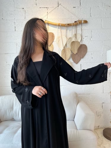 عباية كريب ملكي تطريز اسود | G47