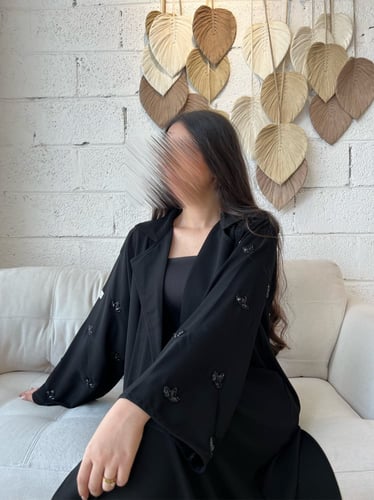 عباية كريب ملكي تطريز اسود | G47