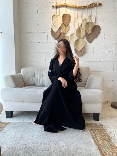 عباية كريب ملكي تطريز اسود | G47